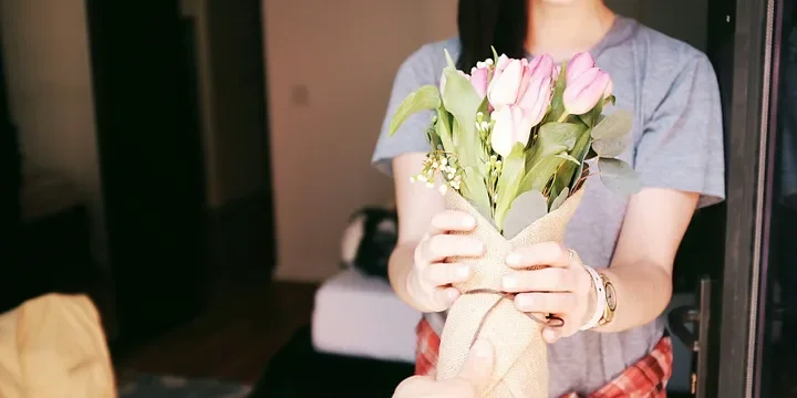 Featured image of post You Can Tell If a Woman Has a Good Character Without Trying, Just Give Her a Gift