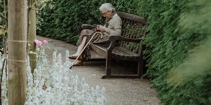 Featured image of post “Mom, Did I Owe You in a Past Life?” A 65-Year-Old Daughter’s Torment